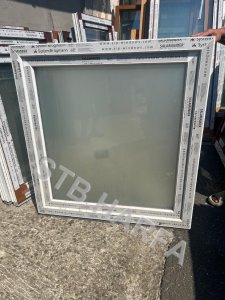 Okno 105x110 mlecne sklo  1Prave